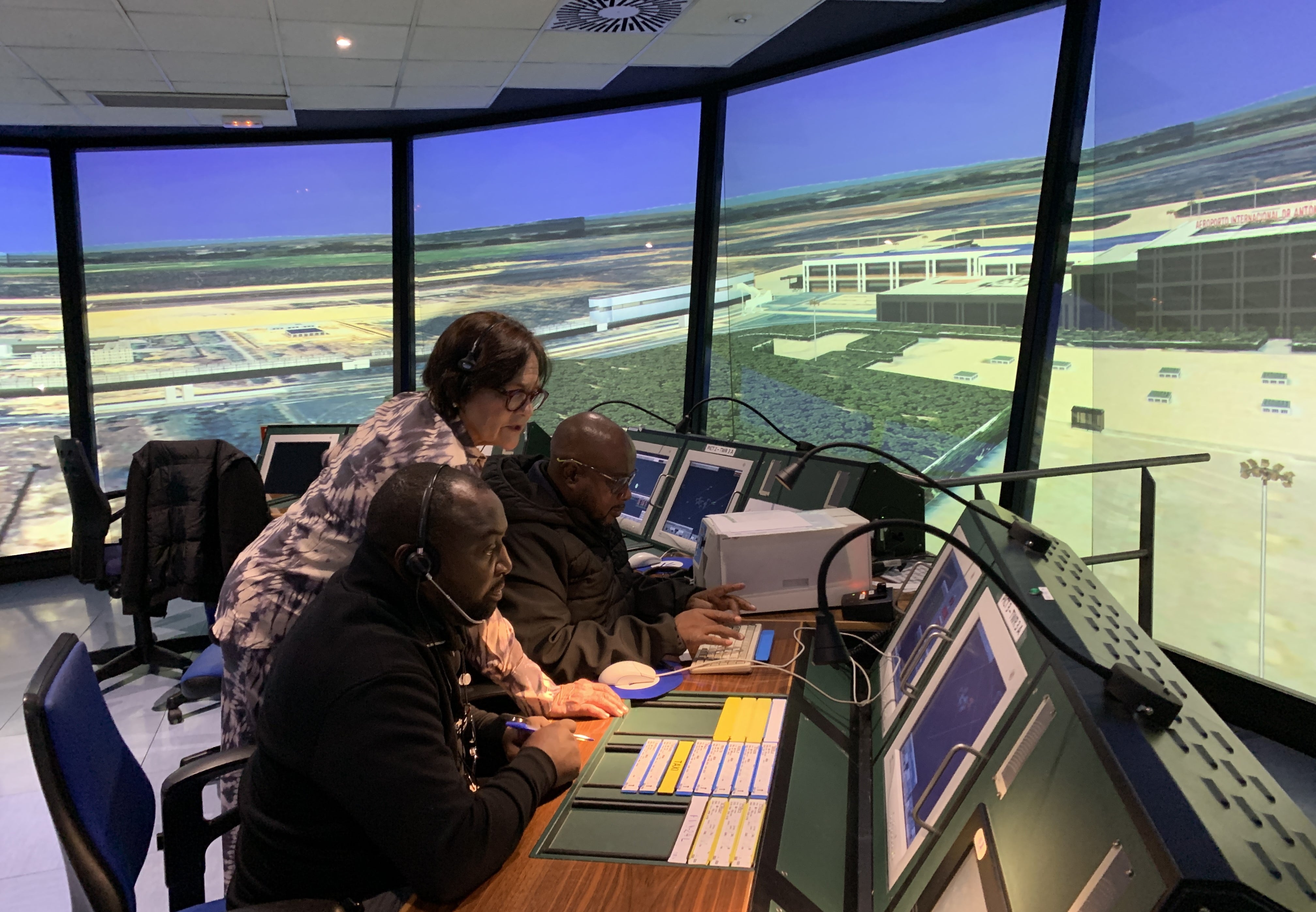 La AAC busca incorporar cerca de 100 nuevos controladores para cerrar el déficit actual. Archivo