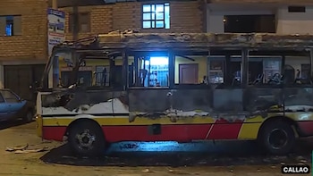 Delincuentes prendieron fuego a una cúster en el Callao. (Captura: Latina Noticias)