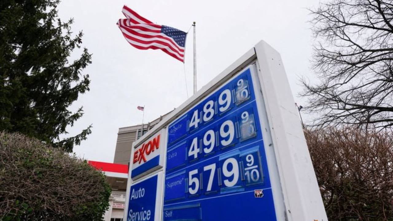 El precio del diésel en Estados Unidos alcanzó un récord de 5,85 dólares por galón en medio de la guerra entre Estados Unidos e Irán (REUTERS)