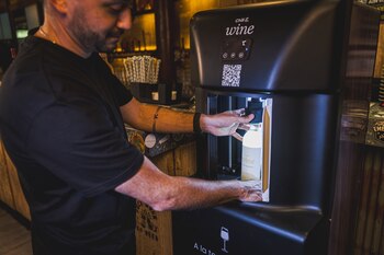 El sistema enfría latas, botellas