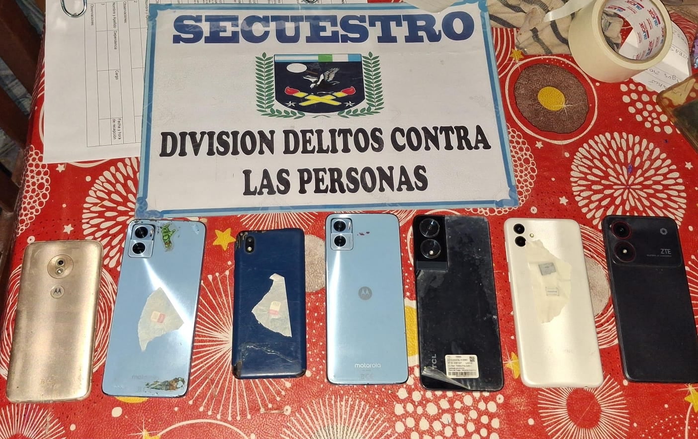 Diez teléfonos celulares fueron secuestrados durante los operativos y quedaron bajo análisis