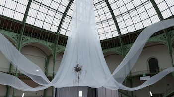 Laure Prouvost toma el Grand Palais con una muestra monumental que mezcla arte, ciencia y frambuesas