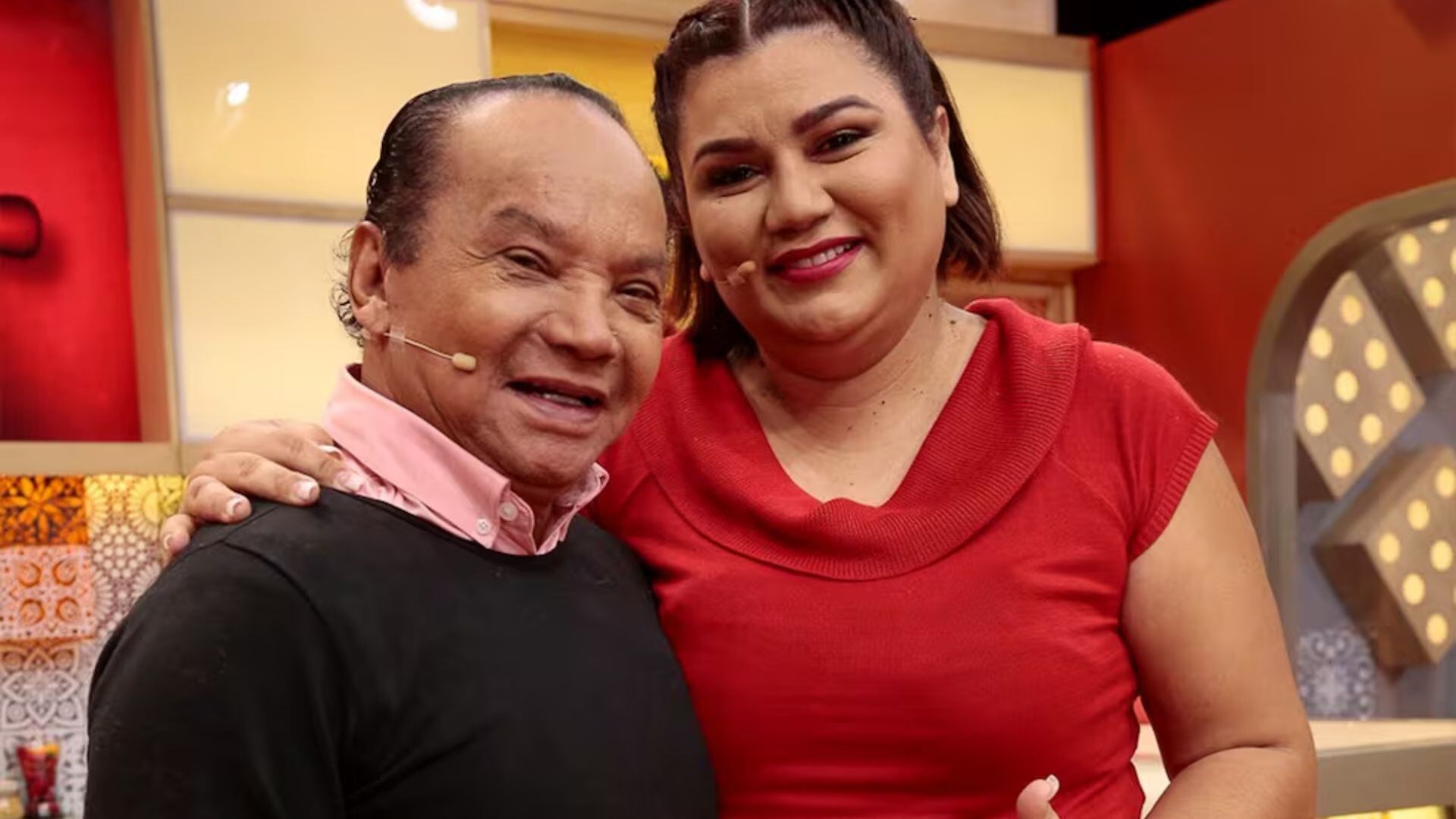 El reconocido comediante Melcochita junto a Monserrat Seminario, su esposa, de quien ha anunciado que solicitará el divorcio tras 17 años de unión.