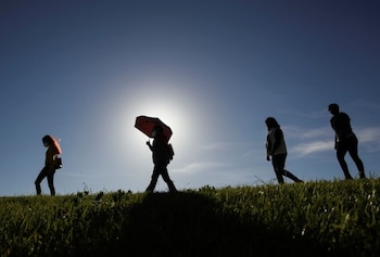 Maestros y personal escolar hacen