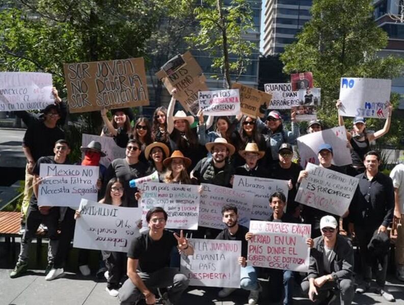 Miembros de la organización Creemos México en la marcha de la Generación z. IG: @creemos.mx