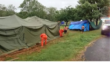 Personal del Sinaproc refuerza las carpas que albergan a los afectados por el terremoto ante la amenaza de fuertes lluvias en la zona. Tomada de Instagram.