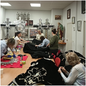 Hermanas camareras preparan el ajuar de la Virgen de los Dolores.
