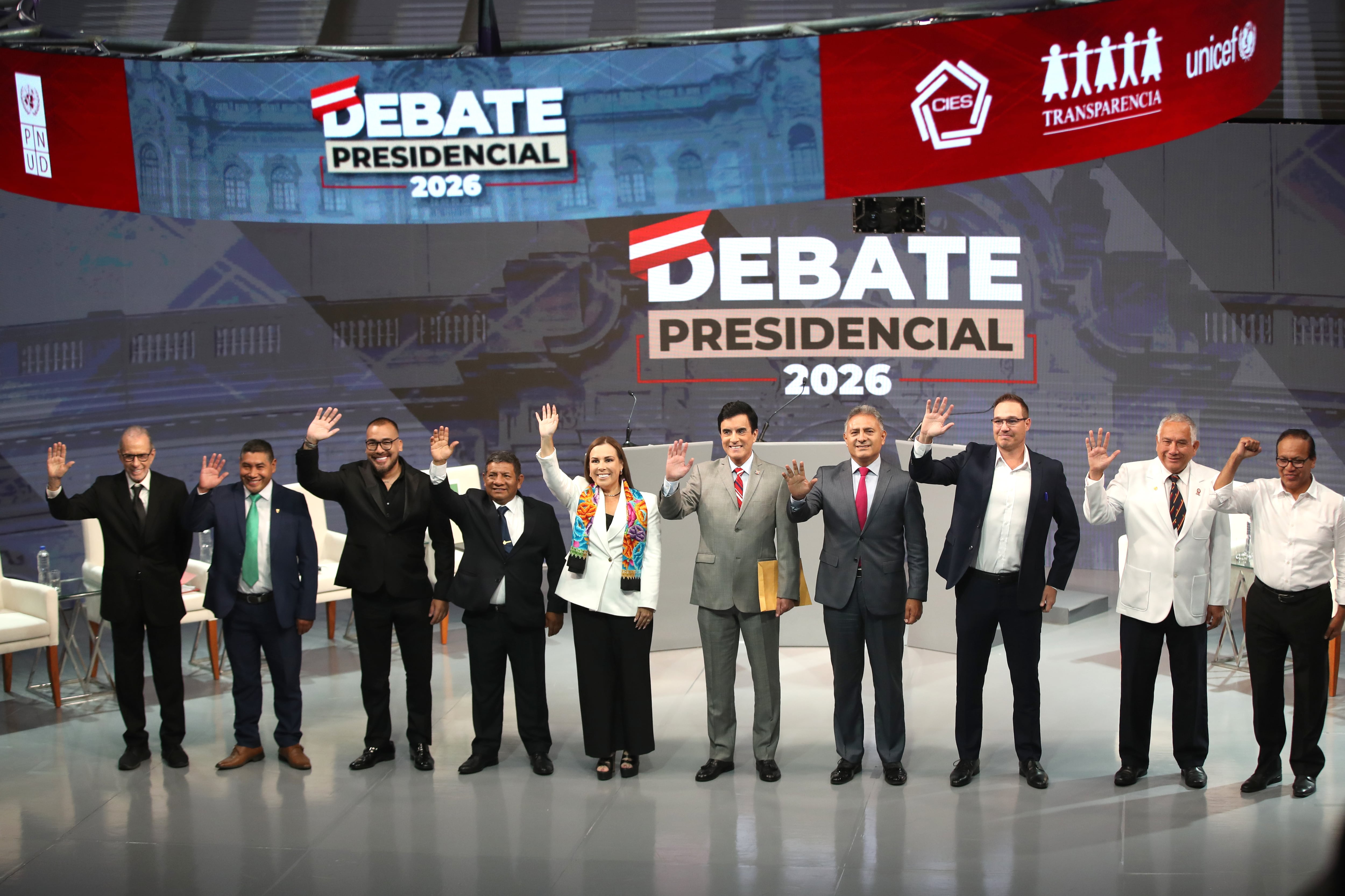 Los candidatos presidenciales posan durante el segundo día de debate este martes, en el Centro de Convenciones en Lima (Perú). EFE/ Paolo Aguilar