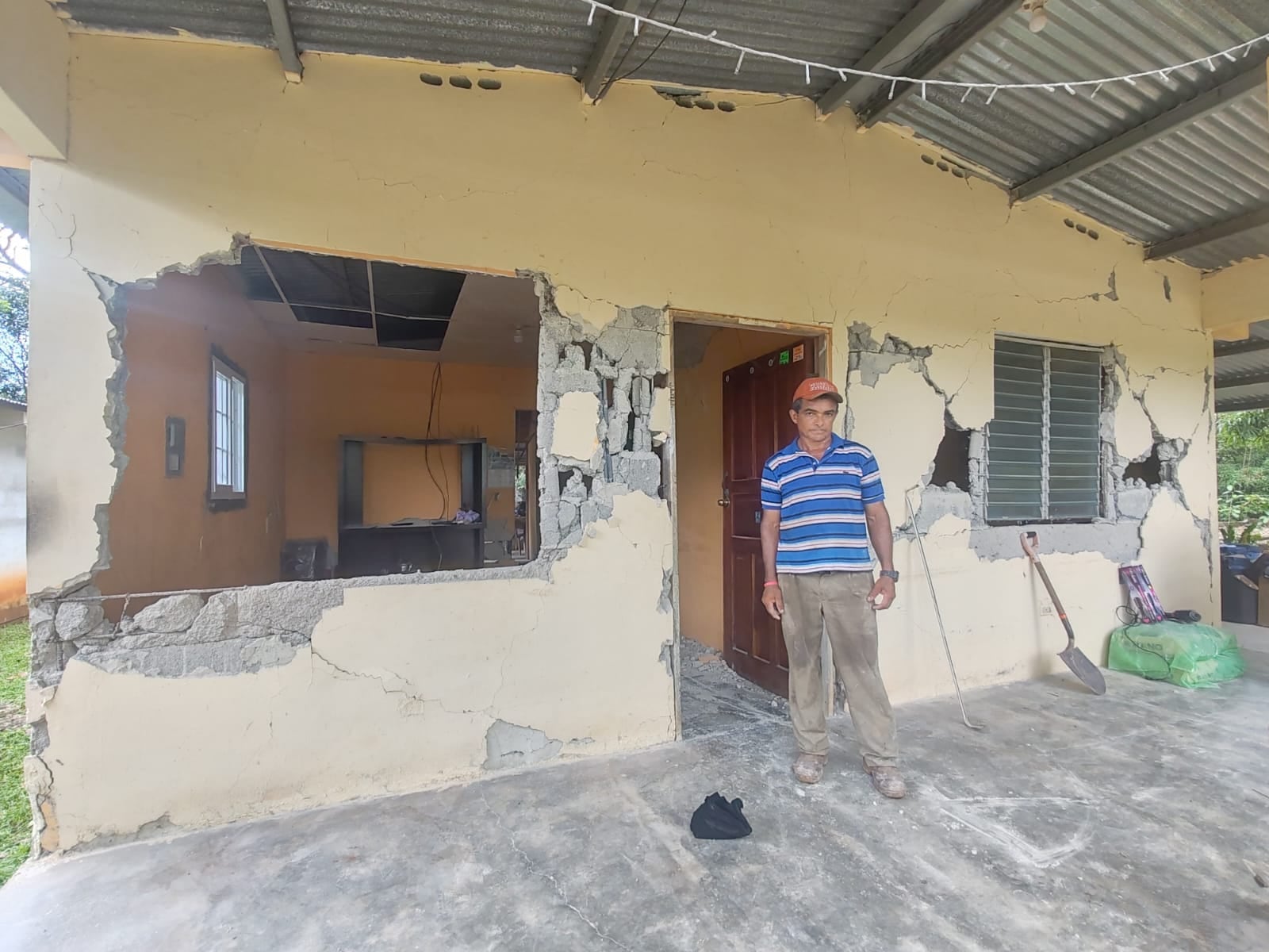 Casa afectada en Vallerriquito, provincia de Los Santos. Las réplicas pueden durar días, semanas e incluso meses, con sismos cada vez más pequeños y espaciados, indicó el Instituto de Geociencias de la Universidad de Panamá. (Cortesía)