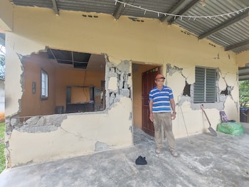Casa afectada en Vallerriquito, provincia de Los Santos. Las réplicas pueden durar días, semanas e incluso meses, con sismos cada vez más pequeños y espaciados, indicó el Instituto de Geociencias de la Universidad de Panamá. (Cortesía)