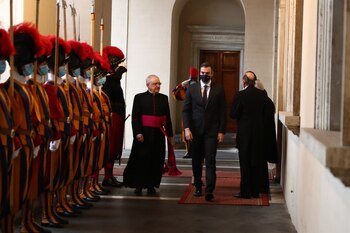 24/10/2020 El presidente del Gobierno Pedro Sánchez a su llegada al Vaticano, recibido por el regente de la Casa Pontificia, Monseñor Leonardo Sapienza. 24 de octubre de 2020
SOCIEDAD
POOL MONCLOA/FERNANDO CALVO