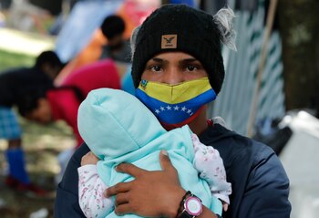 Un venezolano carga a su