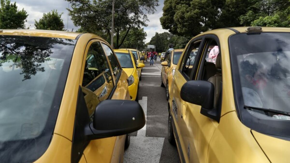 Mientras los uniformados realizaban el procedimiento, el taxista le buscó otro servicio a la menor y su familia - crédito Colprensa