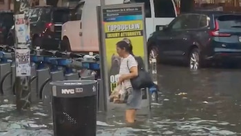 Video: así se ven las calles de Queens bajo el agua tras las fuertes tormentas en Nueva York