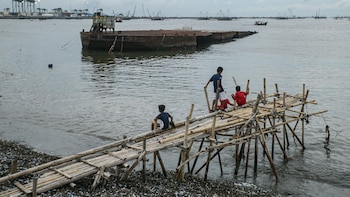Al menos un muerto y más de 100 evacuados tras localizar el barco desaparecido en el mar de Java