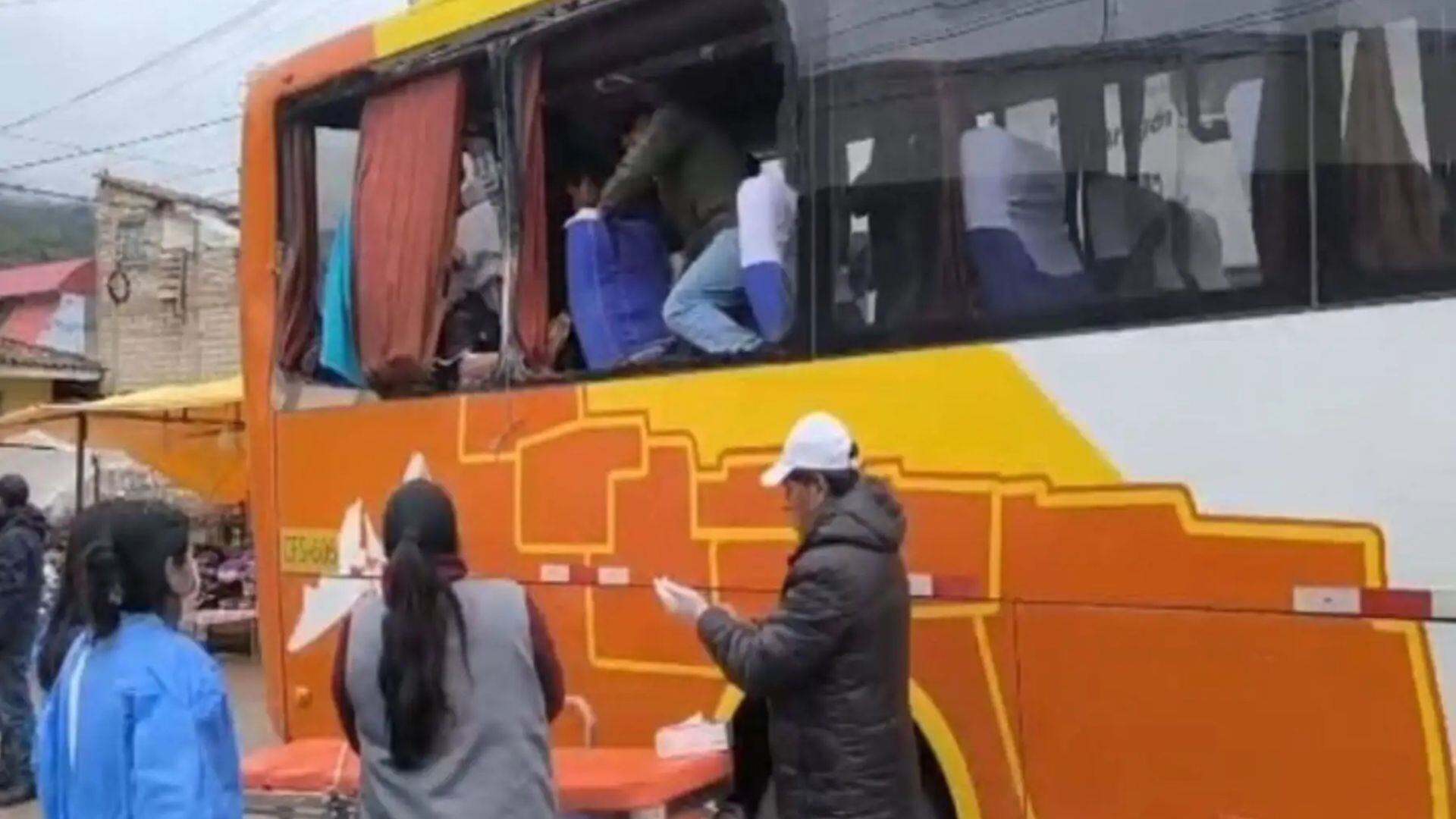 Dos heridos, uno de gravedad, dejó el desprendimiento de una roca que cayó a un bus de transporte interprovincial, en la vía Cusco-Arequipa.