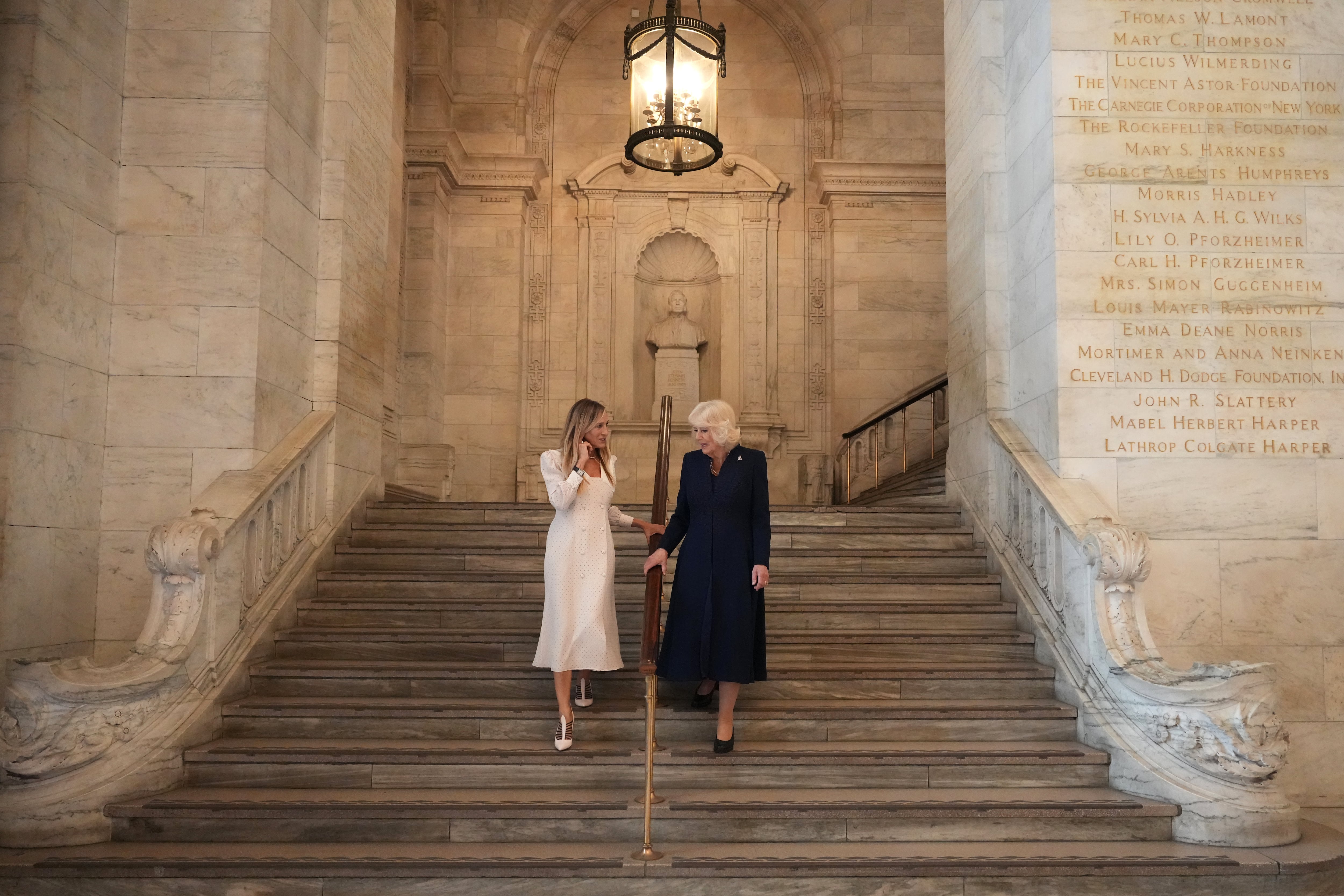La reina Camila del Reino Unido camina junto a la actriz estadounidense Sarah Jessica Parker durante un evento de alfabetización el miércoles 29 de abril de 2026, en la Biblioteca Pública de Nueva York (Adam Gray/AP)