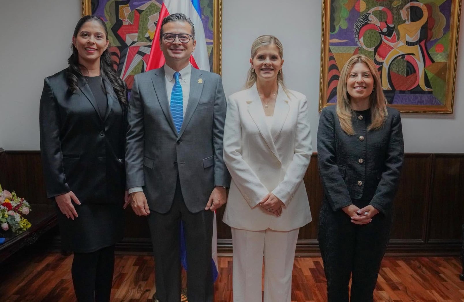 La presidenta Laura Fernández aceptó la dimisión con efecto inmediato y anunció que en los próximos días dará a conocer a la persona que asumirá la cartera laboral. Crédito: Redes sociales Roy Thompson