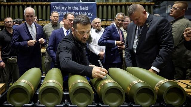 El presidente de Ucrania, Volodímir Zelensky, visita la Planta de Municiones del Ejército de Scranton en Scranton, Pensilvania, Estados Unidos, 22 de septiembre de 2024 (Ukrainian Presidential Press Service/Handout via REUTERS/Foto de archivo)