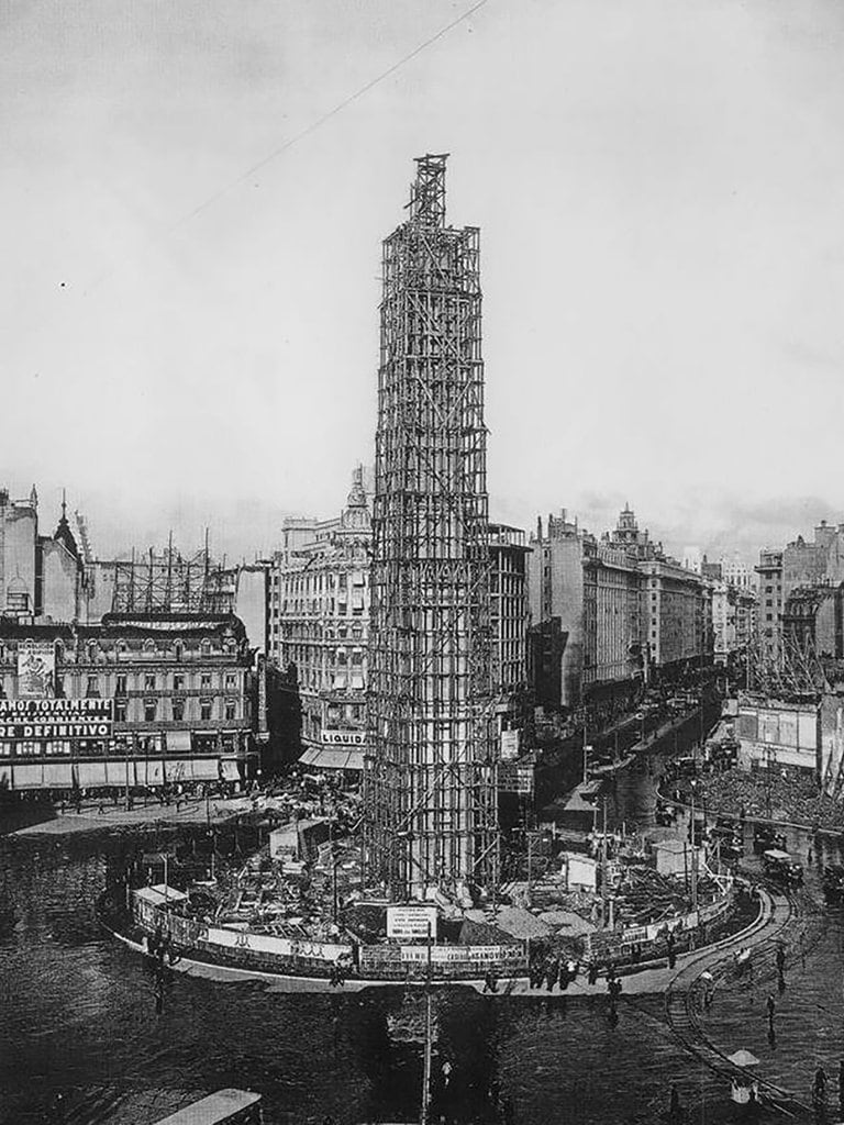 El Obelisco en plena obra. En dos meses estuvo terminado