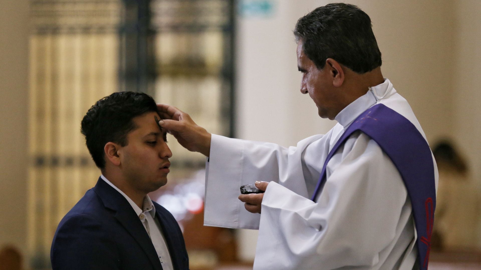 El gesto de recibir ceniza anima a los creyentes a reconciliarse, reflexionar y fortalecer la fe guiados por valores de humildad y solidaridad. crédito Camila Díaz/Colprensa