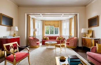 Sus ocho habitaciones principales incluyen