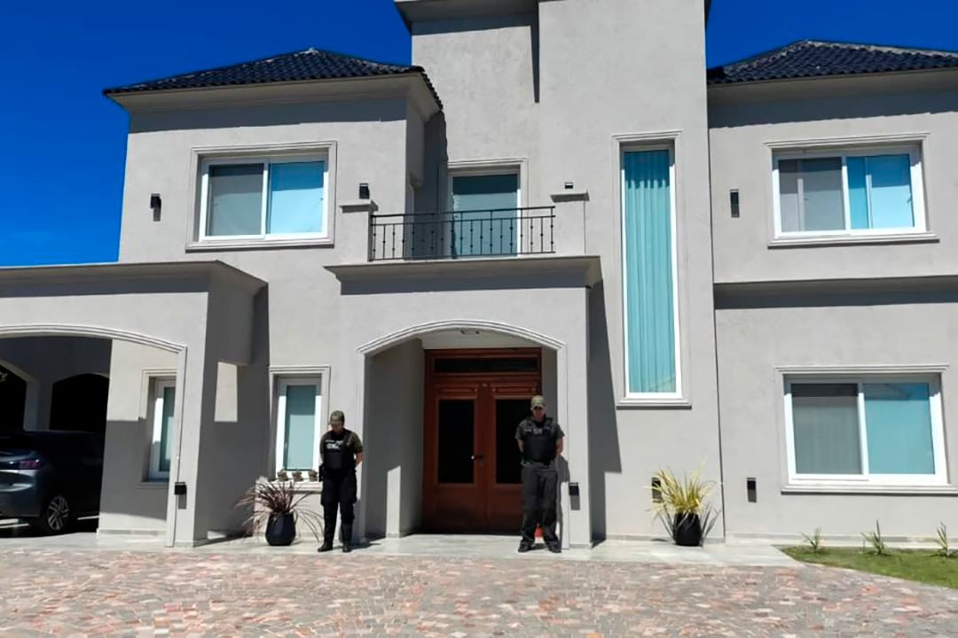 Fachada de una de las propiedades allanadas en un country de la localidad bonaerense de Canning