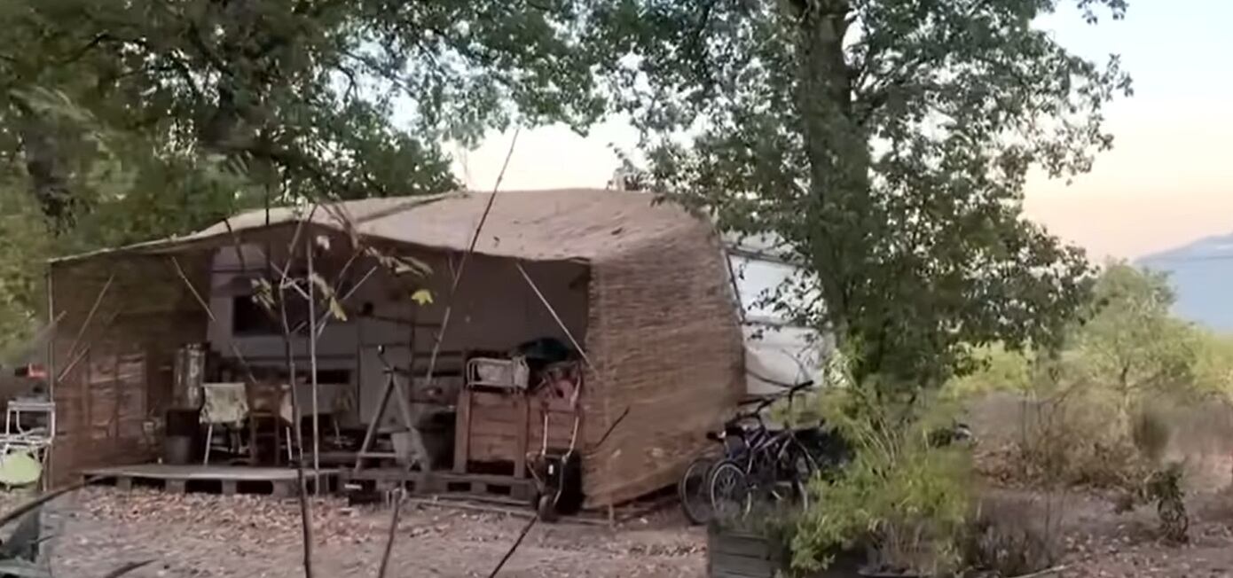 La propiedad, adquirida por 20.000 euros en 2021, está rodeada de bosques de robles. (Rai TG3/Captura de pantalla/)