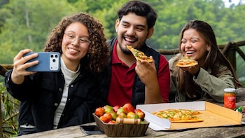 Pizza, minutas y cremas locales: el gran banquete del Jocote Corona en El Salvador
