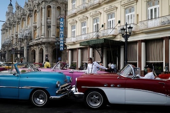 Conductores de taxis esperan por