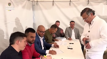 Gustavo Petro ejerce su derecho al voto en la mesa 1 del Congreso de la República - crédito Presidencia