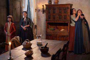 Luisa trata de esconder a