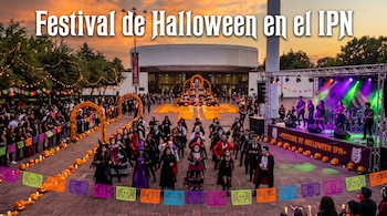 Personas con disfraces desfilan en una plaza junto a un escenario con músicos, una ofrenda con flores, calabazas iluminadas y papel picado.