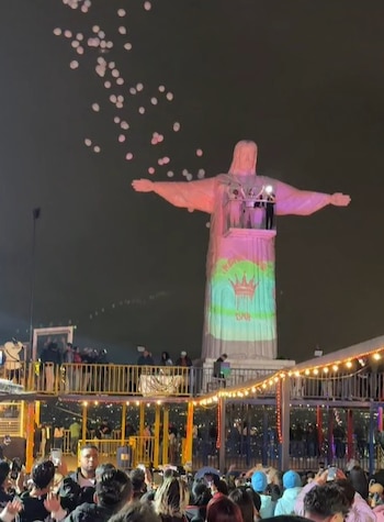 El mirador con estatua gigante que sorprende en Bogotá - crédito @miradorlacuevadelarco/IG