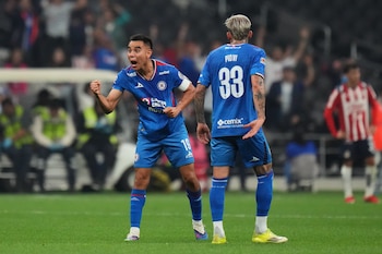 Carlos Rodríguez, del Cruz Azul, festeja tars anotar ante Chivas en la ida de las semifinales de la Liga MX, el miércoles 13 de mayo de 2026 (AP Foto/Eduardo Verdugo)