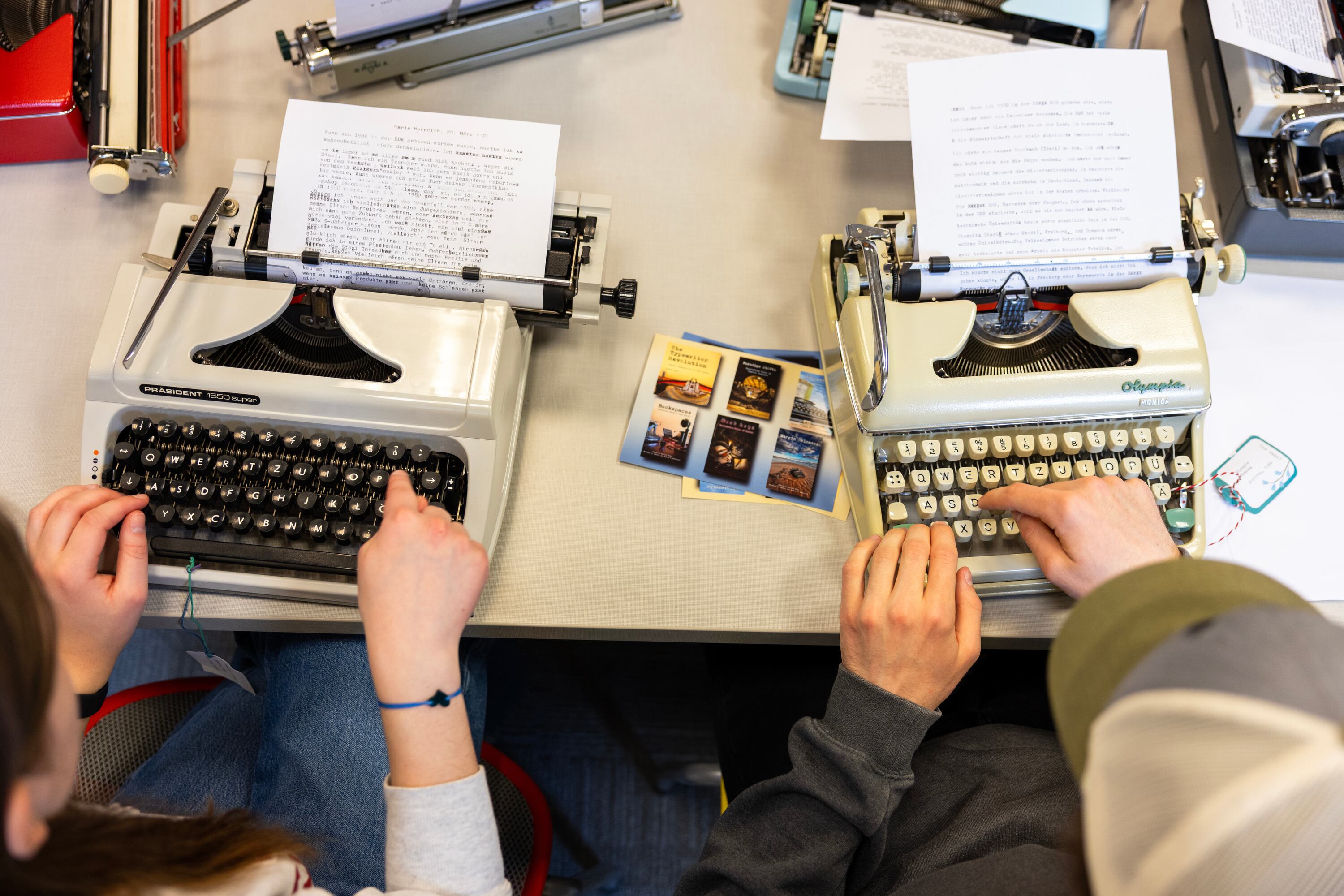 Estudiantes usan máquinas de escribir como parte de un proyecto en la Universidad de Cornell (AP foto/Lauren Petracca).