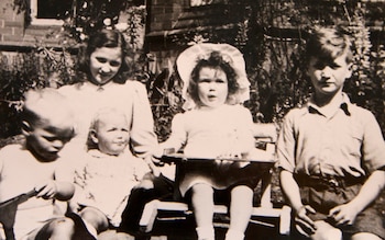 La infancia de John Lennon cambió del barrio de Wavertree a un suburbio en Woolton, Liverpool (Grosby)