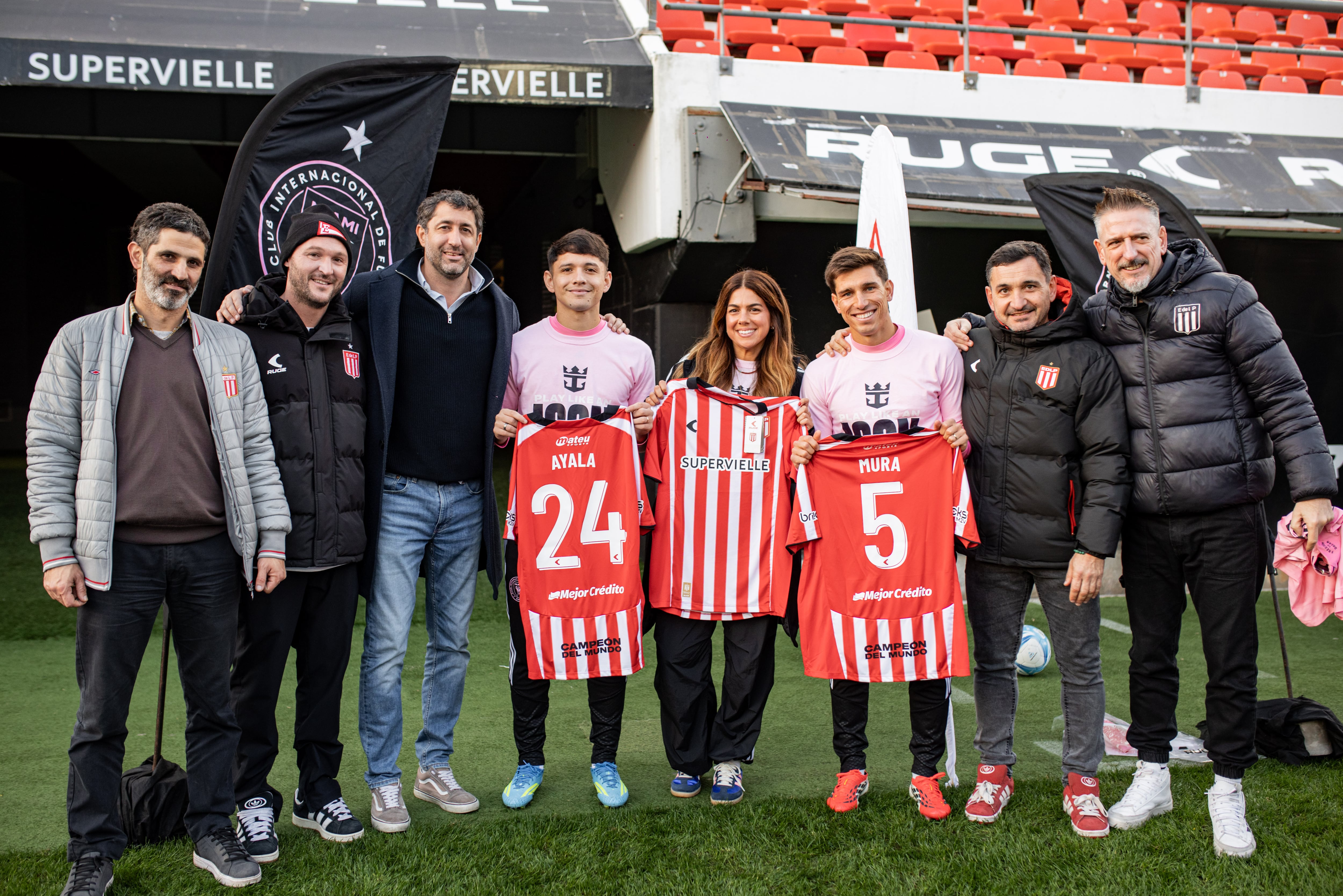 Tras la clínica, los futbolistas se llevaron de regalo la casaca que supieron lucir (Gentileza Fundación Inter Miami)