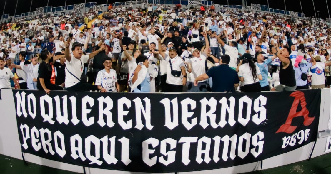 La hinchada blanca colmó los graderíos del «Mágico» González, pero despidió al equipo entre reclamos por la inoperancia ofensiva (Cortesía: Alianza).