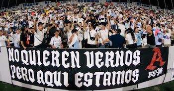 La hinchada blanca colmó los graderíos del «Mágico» González, pero despidió al equipo entre reclamos por la inoperancia ofensiva (Cortesía: Alianza).