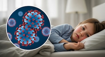 Un niño pequeño acostado en una cama con expresión de malestar y mejillas ligeramente enrojecidas. A un lado, una imagen circular de un virus rotavirus en azul con picos rojos.