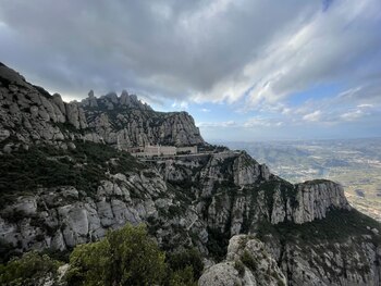 ARCHIVO - El monasterio de Montserrat parece haber surgido de entre las rocas, en medio de una vista panorámica única. Foto: Manuel Meyer/dpa