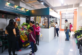 El mercado dispone de áreas de mesas y bancas, sanitarios, administración, patio interno con jardineras y bodega.