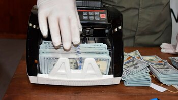 Los dos hombres que llevaban