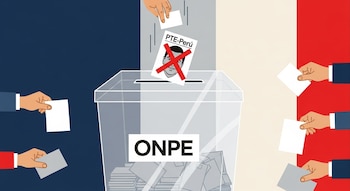 Ilustración: Urna transparente de ONPE. Papeleta con rostro de Napoleón Becerra tachado cayendo. Manos de votantes con boletas. Fondo azul, blanco y rojo.