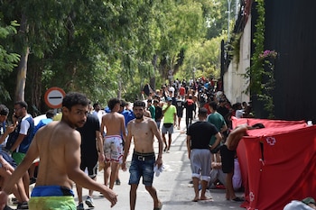 Decenas de personas esperan en el Centro de Estancia Temporal de Inmigrantes (CETI), a 30 de julio de 2026, en Ceuta. (Europa Press)