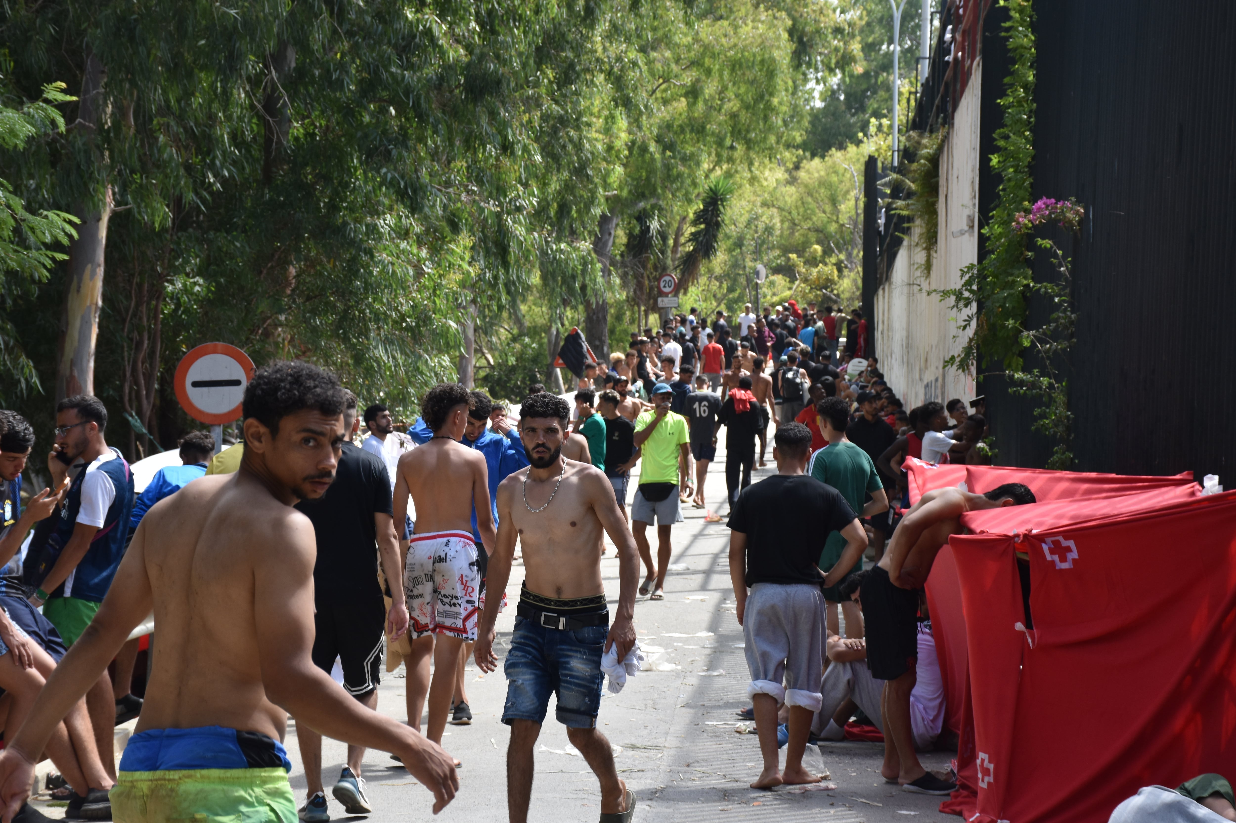 Con el CETI de Ceuta colapsado, qué ocurrirá con los migrantes que no abandonen la ciudad de forma “voluntaria” en los próximos días