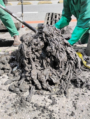 Los "monstruos" se generarían por la mala disposición de pañitos húmedos y otros elementos que taponan las redes - crédito @AcueductoBogota/X