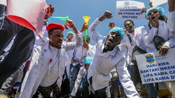 Cientos de médicos protestan en