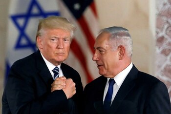 FOTO DE ARCHIVO: El presidente de Estados Unidos, Donald Trump, y el primer ministro israelí, Benjamin Netanyahu, se dan la mano después de un discurso de Trump en el Museo de Israel en Jerusalén. 23 de mayo de 2017. REUTERS/Ronen Zvulun